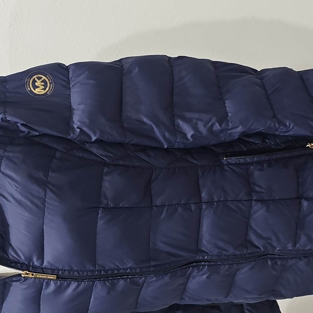 Michael Kors Navy Quilted light weight Puffer Jacket W/ Hood & Size M Packable - Picture 4 of 15